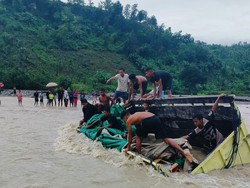 Truk Angkut Bantuan Panel Surya Terjebak Berjam-jam di Kali Bonpo Kupang