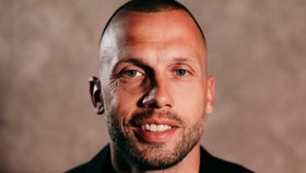 Media Belanda Isukan John Heitinga Jadi Calon Pelatih Timnas Indonesia
