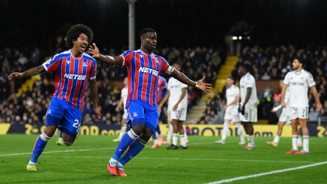 Crystal Palace menembus papan atas klasemen Premier League setelah menghajar Fulham 2-1 dalam laga pekan ke-15, Senin (8/12) dini hari WIB.
