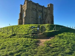 Batu Raksasa di Atas Bukit Ini Ternyata Bangunan Bersejarah, Tapi Sayang Kini...