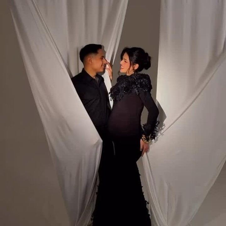<p>Melalui unggahan di Instagram Stories, Susan juga sempat membagikan video cuplikan maternity shootnya bersama sang suami Khalid Attamimi. Pasangan yang menikah pada 27 Juli 2024 ini tampaknya memilih konsep monokrom untuk maternity shoot pertama meraka. (Foto: Instagram @susansameeh)</p>