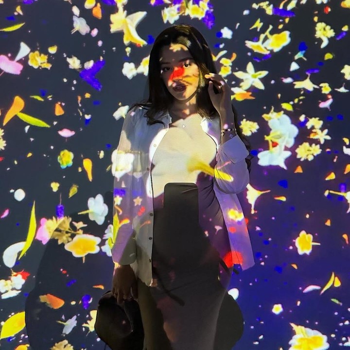 <p>Dalam foto terbaru yang diunggahnya di Instagram, Susan memamerkan <em>baby bump</em> kehamilannya yang sudah terlihat besar. Susan tampil cantik mengenakan <em>tight-fitting dress</em> abu-abu yang dipadukan dengan outer kemeja putih. "<em>Blooming for two</em>," tulisnya dalam unggahan. (Foto: Instagram @susansameeh)</p>