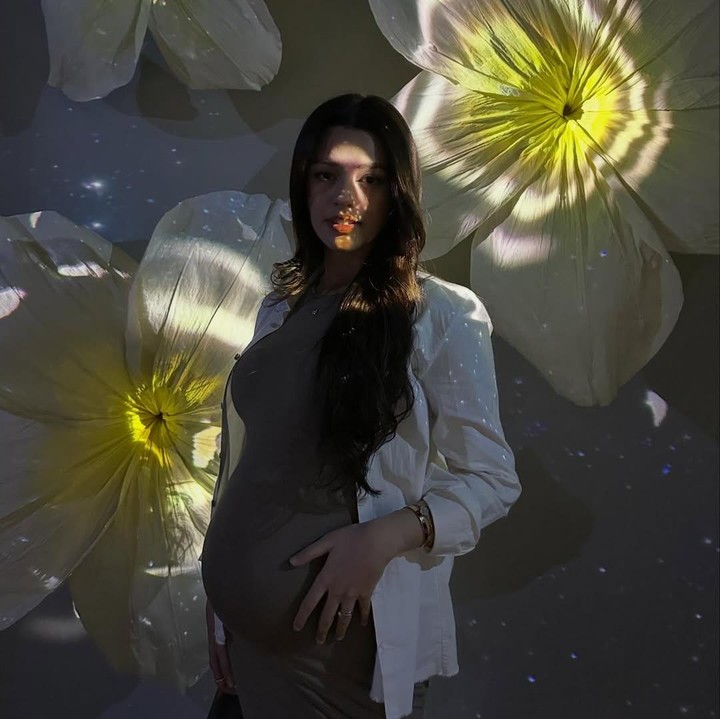 <p>Penampilan dan paras cantik Susan di foto ini banyak menuai pujian dari netizen. Beberapa di antaranya menganggap Susan makin cantik dan glowing saat hamil anak pertama. "<em>Masha Allah &hellip; Glowingnya</em> bumil," tulis akun @fr***. "Cantiknya bumil," ungkap @ta***. "Cantik banget bumil," kata @ba***. (Foto: Instagram @susansameeh)</p>