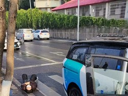 Ngeri! Taksi Otonom Tabrak Dua Pejalan Kaki, Ada yang Kejepit di Bawah Mobil
