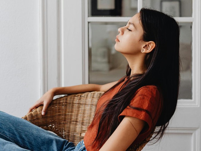 Teknik grounding akan membuatmu fokus ke momen saat ini. Grounding membantu otak tetap terhubung dengan kenyataan dan membuat emosi lebih terkendali.