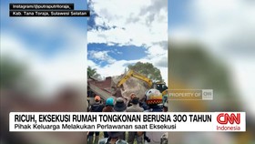 VIDEO: Ricuh, Eksekusi Rumah Tongkonan Berusia 300 Tahun