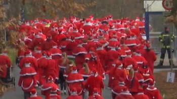 Ribuan Santa Claus Ikut Lari Jarak Jauh di Jerman