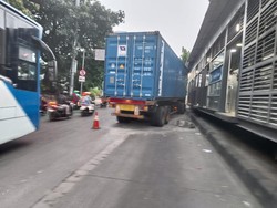 Truk Tabrak Separator Busway di Jl S Parman Jakbar, Lalin Macet