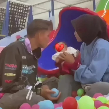 Viral Bayi Baru Berusia 1 Bulan Diajak Mandi Bola Bikin Warganet Geram