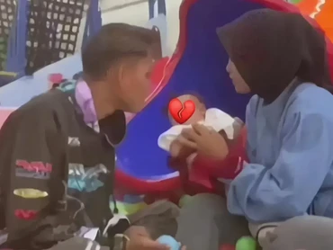 Viral Bayi Baru Berusia 1 Bulan Diajak Mandi Bola Bikin Warganet Geram