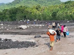 Video: Nenek Sakit Ditandu Sebrangi Lahar Semeru Akhirnya Meninggal Dunia