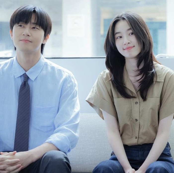 Surely Tomorrow menampilkan cinta yang rumit, comeback Park Seo Joon di genre romance dan pesona Won Ji An menghadirkan chemistry yang hangat, dengan emosi yang mengalir alami.