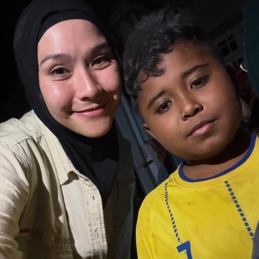 Cerita Zaskia Adya Mecca Bertemu Bocah Selamat dari Banjir Usai Peluk Pohon Selama 2 Hari