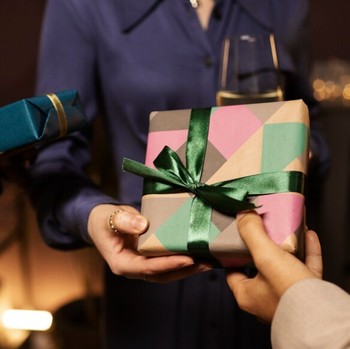 BeauPicks: 5 Ide Hadiah Tukar Kado Akhir Tahun untuk Teman Kantor, Budget Rp100 Ribuan!