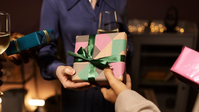 BeauPicks: 5 Ide Hadiah Tukar Kado Akhir Tahun untuk Teman Kantor, Budget Rp100 Ribuan!