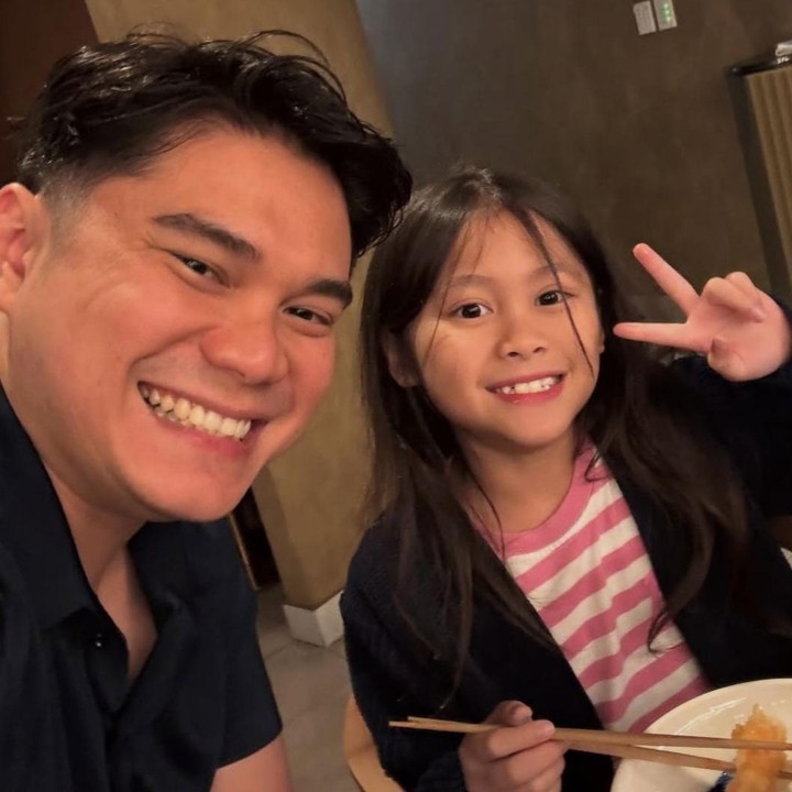 <p>Beberapa waktu lalu, Vicky membagikan momennya saat <em>dinner</em> bersama sang putri. Melihat dari postingannya, Si Kecil ini tampaknya sangat senang bisa<em> quality time</em> bareng sang Ayah. (Foto: Instagram @vickykharisma)</p>