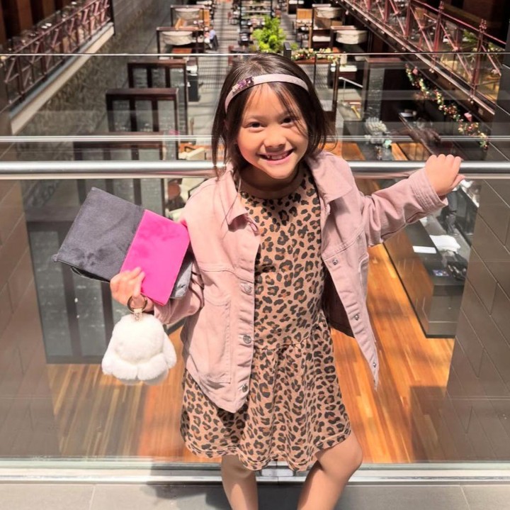 <p>Dalam salah satu potretnya, Bridgia terlihat begitu&nbsp;<em>happy</em> bisa diajak pergi berlibur dan menikmati momennya bareng Ayah Vicky. "Perjalanan bisnis bersama perusahaan kecilku, Bridgia. Dia bekerja jauh melampaui usianya. Kita tidak hanya bekerja bersama, tapi juga berkembang bersama. Kita menang bersama. Kita belajar bersama," tulis Vicky lewat laman Instagramnya. (Foto: Instagram @vickykharisma)</p>