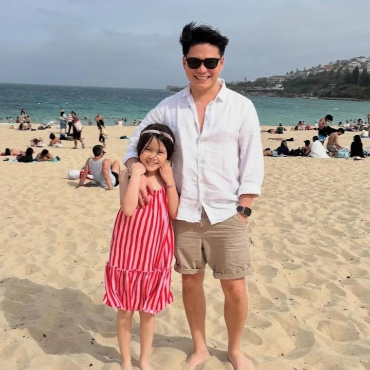 <p>Enggak cuma&nbsp;<em>dinner</em>, Brie juga diajak Ayahnya untuk pergi berlibur ke pantai. Meski hanya berdua saja, kedekatan hubungan keduanya tetap terasa hangat ya, Bunda. (Foto: Instagram @vickykharisma)</p>