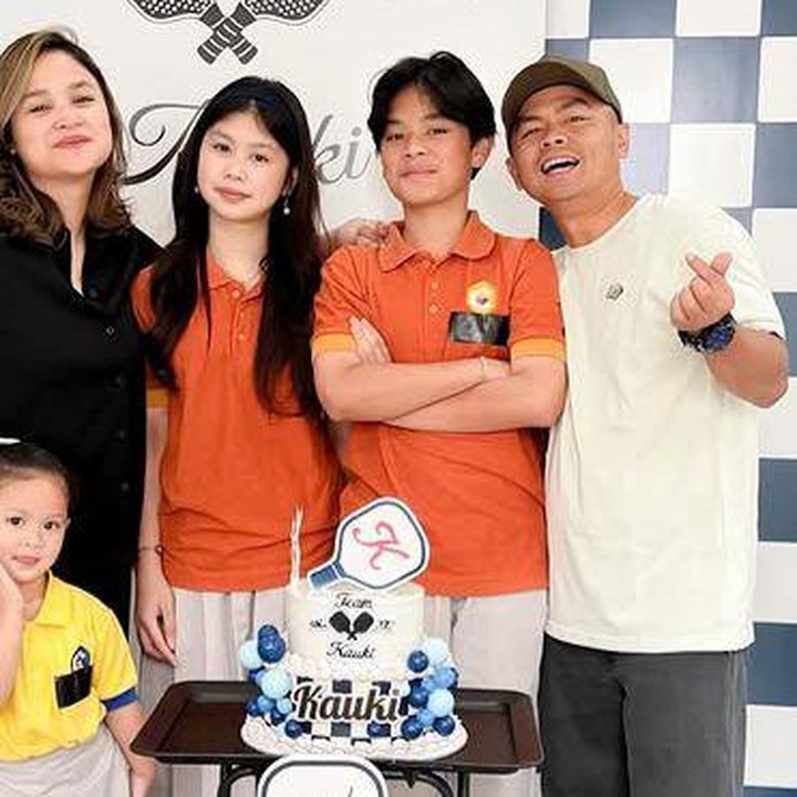 <p>Setiap anak pasti punya tempat yang spesial di hati orang tuanya, begitu juga bagi komedian Wendi Cagur. Seperti yang diketahui, Wendi menikah dengan Ayu Natasya pada tahun 2010. Dari pernikahannya, pasangan ini sudah memiliki tiga orang anak, yakni Audie Oryza Sativa, Aditya Manilkara Kauki, serta Aiko Phoenix Dactylifera. (Foto: Instagram @revtiayunatasya)</p>