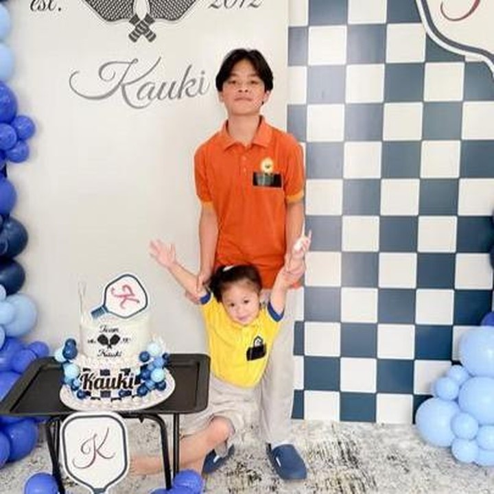 <p>Enggak cuma itu, Bunda tiga anak ini juga mendoakan sang putra supaya selalu diberikan kesehatan serta keberkahan di dalam hidupnya. "Insya Allah Kakak diberkahi kebahagiaan tanpa batas, kesehatan, kesuksesan. AAMIIN YAA ALLAH!! Doa Ayah Bunda selalu buat Kalian," ungkapnya. (Foto: Instagram @revtiayunatasya)</p>
