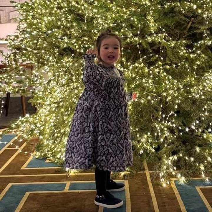 <p>Brielle Leia Tjiptobiantoro alias Brielle lahir pada 20 Juli 2023 dan kini sudah menginjak usia dua tahun, Bunda. Di usia Brielle yang masih belia, paras cantiknya sudah begitu terlihat, hingga banyak yang menilai wahanya memiliki kemiripan dengan sang Bunda. (Foto: Instagram @julstelle)</p>