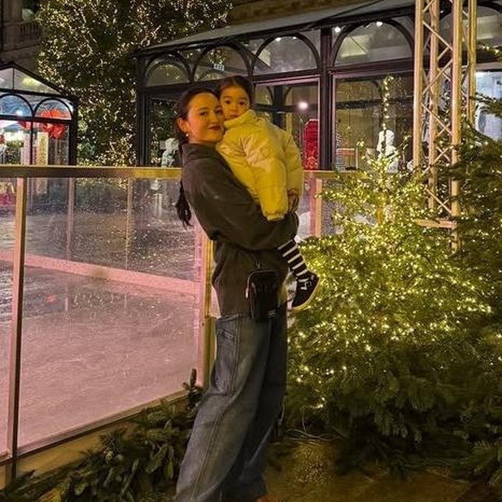 <p>Menjelang hari Natal, keluarga kecil Julie Estelle baru-baru ini diketahui tengah berlibur ke Italia, Bunda. Selama berada di sana, Julie kerap membagikan beberapa potret sang putri melalui Instagram miliknya. (Foto: Instagram @julstelle)</p>
