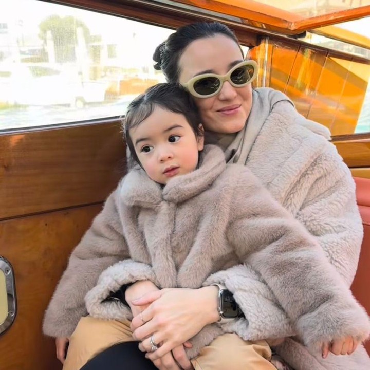 <p>Dalam potret terbarunya, Briella terlihat duduk di pangkuan sang Bunda sambil berpose manis. Kecantikan putri Julie ini memang membuat banyak netizen terkagum, hingga banyak yang menyebut dirinya memiliki aura bak putri kerajaan.&nbsp;(Foto: Instagram @julstelle)</p>