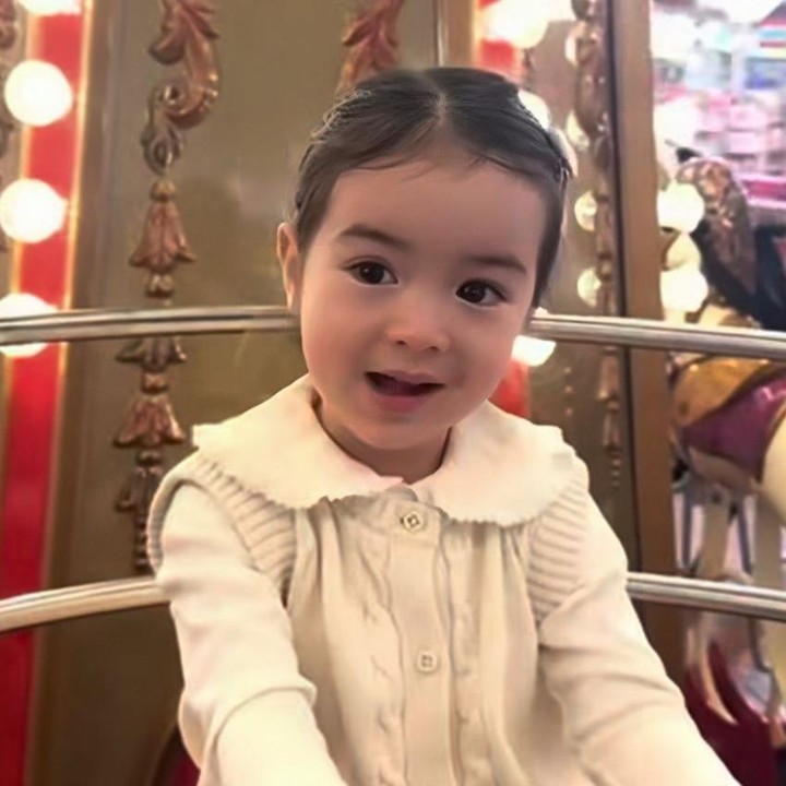 <p>Salah satunya datang dari akun Instagram <em>@the****</em> yang mengatakan, "Mukaa anaknyaa kayak <em>princess</em> bangeettt kecantikannya ngambil ke ibunya semua Julie Estelle kalau muka mirip bapaknya.. perpaduan yang <em>perfect</em>,". "Princess Brielle!" kata <em>@bab****</em>. "Cantik banget imut ya Allah baru kali ini liat anak artis yang anaknya cantik banget imut kayak <em>princess-princess,</em>" tambah <em>@lyk****</em>. (Foto: Instagram @julstelle)</p>