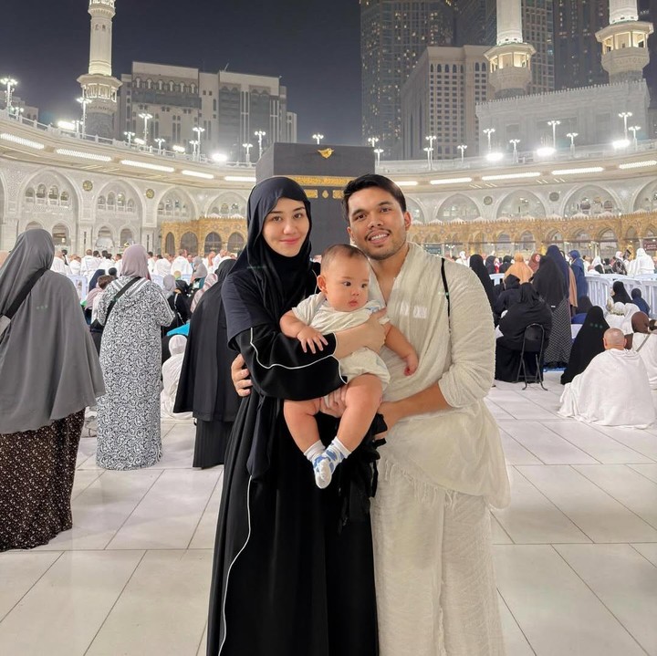 <p>Momen ini dibagikan langsung oleh Aaliyah dan Thariq melalui beberapa foto dan video yang diunggah di akun Instagram pribadinya. &ldquo;Alhamdulillah, kami datang sebagai tiga, dengan doa yang sama: Semoga Allah jaga langkah kami,&rdquo; tulis Thariq, dikutip dari laman Instagram <em>@thariqhalilintar,</em> Selasa (9/12/2025).&nbsp;(Foto: Instagram @aaliyah.massaid/@thariqhalilintar)</p>