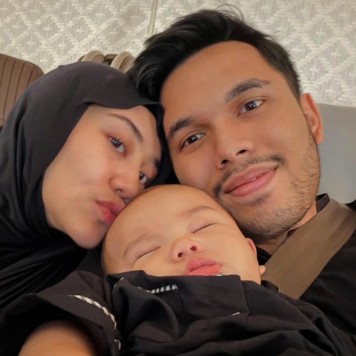 <p>Perjalanan umrah Aaliyah Massaid dan Thariq Halilintar tampaknya berbeda kali ini, Bunda. Untuk pertama kalinya, mereka membawa Si Kecil Ahmad Arash Omara Thariq yang baruberusia 5 bulan dalam ibadah tersebut. (Foto: Instagram @aaliyah.massaid/@thariqhalilintar)</p>