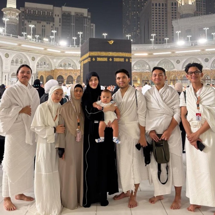<p>Tidak hanya bertiga, pasangan ini&nbsp;mengajak <em>babysitter</em> sang putra yang akrab disapa Sus Na. Mereka juga pergi ke Tanah Suci bersama kakak angkat Aaliyah, Baby Mamesa, dan teman-temannya.&nbsp;(Foto: Instagram @aaliyah.massaid/@thariqhalilintar)</p>