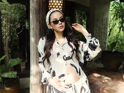 5 Potret Outfit Alyssa Daguise saat Babymoon ke Thailand, Selalu Stylish Bun!