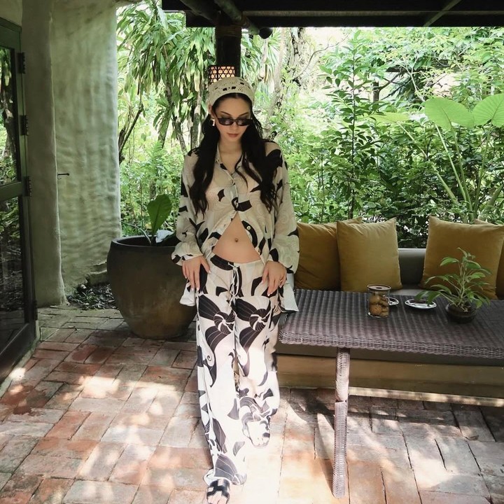 <p>Baru-baru ini, Alyssa kembali memamerkan <em>baby bump</em> kehamilannya dengan gaya yang <em>stylish</em>. Istri Al Ghazali ini terlihat <em>chic</em> saat mengenakan setelan pakaian putih semi transparan bermotif gambar hitam. "<em>dressin&rsquo; the bump in sunshine</em> (mendandani <em>baby bump</em> di bawah sinar matahari)," tulisnya dalam unggahan di Instagram. (Foto: Instagram @alyssadaguise)</p>