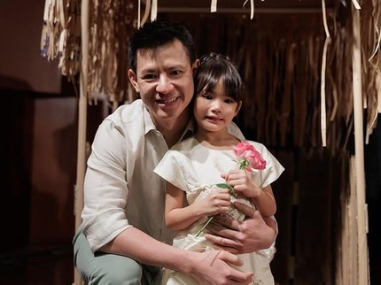 Intip Momen Anak Shandy Aulia Ditemani Sang Ayah Rayakan Natal di Sekolah