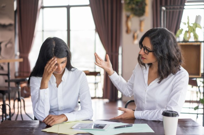 Secondhand stress adalah stres yang muncul akibat melihat atau mendengar seseorang mengalami kecemasan. Kenali bagaimana pikiran dan tubuh kita bisa menangkap emosi orang lain./ Foto: freepik.com/katemangostar