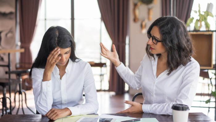 Secondhand stress adalah stres yang muncul akibat melihat atau mendengar seseorang mengalami kecemasan. Kenali bagaimana pikiran dan tubuh kita bisa menangkap emosi orang lain./ Foto: freepik.com/katemangostar