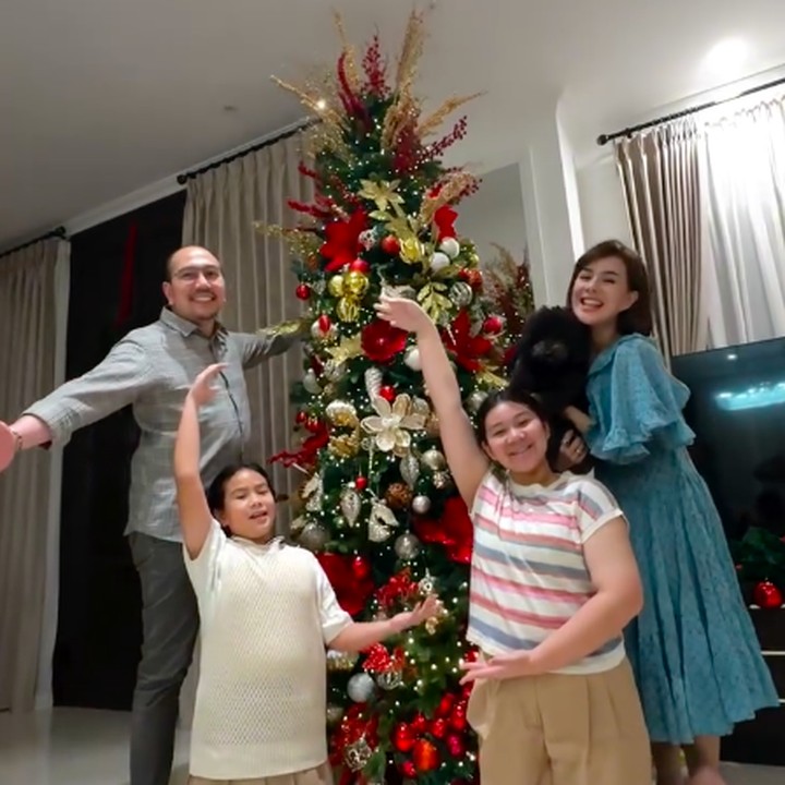 <p>Setelah pohon Natal selesai dihias, Astrid memamerkan wajah kedua putri dan suaminya yang tampak begitu puas dan bahagia. Keluarga kecil ini tampaknya sudah tak sabar menyambut hari Natal yang sebentar lagi datang. "Selamat menyambut hari natal yang penuh suka cita teman-teman semua. Tuhan memberkati," ungkap Astrid di akhir <em>caption</em> unggahannya. (Foto: Instagram @astridtiar127)</p>