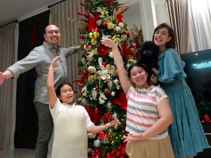 5 Potret Keseruan Astrid Tiar dan Anak Menghias Pohon Natal di Rumah