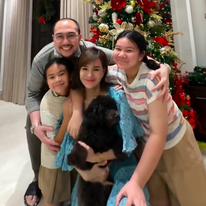 <p>Astrid sengaja membuat dan menghias pohon Natal sendiri dengan konsep yang dipilih bersama keluarganya. Perempuan bernama lengkap Astrid Tiar Josephine Panjaitan ini berharap pohon Natal ini membawa hal yang positif bagi keluarganya, Bunda. "Makanya pohon natal kali ini kami ingin se-special mungkin, kami pasang bareng-bareng, konsepnya juga kami pilih bareng. Kami ingin pohon natal ini jadi simbol kebersamaan dan rasa syukur kami sekeluarga," ungkap Astrid. (Foto: Instagram @astridtiar127)</p>