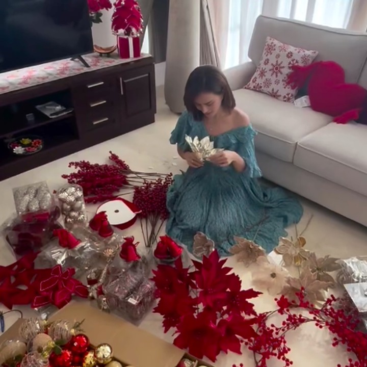 <p>Astrid mengaku terharu saat menghias pohon bersama kedua anaknya. Perempuan 39 tahun ini mengungkap bahwa pohon Natal tersebut terasa spesial karena menjadi yang pertama di keluarganya. "Ini adalah pohon Natal pertama kami setelah sekian lama. Rasanya terharu banget," tulisnya. (Foto: Instagram @astridtiar127)</p>