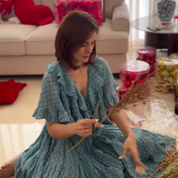 <p>Presenter Astrid Tiar tengah bersiap menyambut Natal 2025. Menjelang hari spesial ini, Astrid dan keluarga memutuskan untuk menghias pohon Natal sendiri di rumah, Bunda. (Foto: Instagram @astridtiar127)</p>