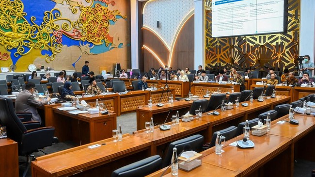 Pilkada lewat DPRD mendapat dukungan enam fraksi, termasuk Demokrat yang berubah sikap. PDIP menolak, mempertahankan pemilihan langsung oleh rakyat.