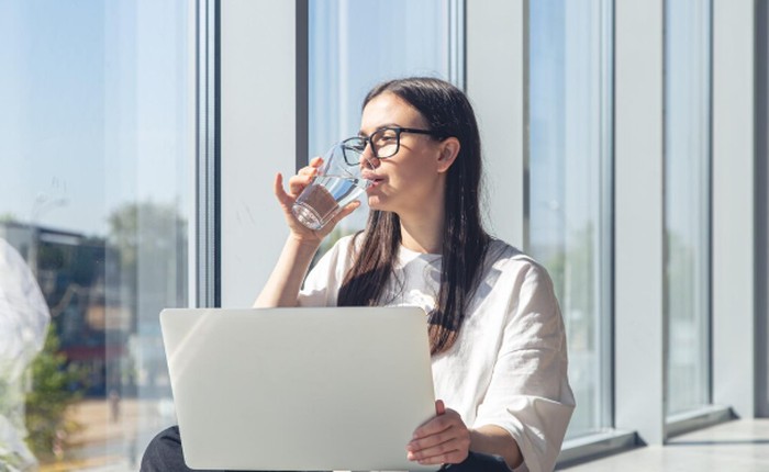 Ada berbagai tanda fisik dan emosional yang menunjukkan kamu sedang mengalami secondhand stress. Pelajari sinyal-sinyal ini agar bisa mengatasinya sejak awal./ Foto: freepik.com/pvproductions
