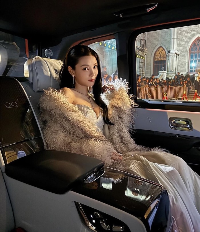 Berkecimpung di industri hiburan, Baek Ah Jin tak pernah melewatkan kemewahan berupa penampilan glamour yang kali ini terlihat jelas dari jaket bulu dengan aksen meriah, Beauties./ Foto: instagram.com/you_r_love