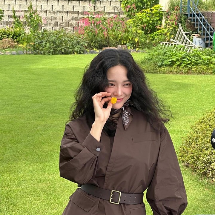 <p>Bintang drama Korea <em>Business Proposal</em>, Kim Se Jeong, juga memamerkan potret dirinya mengenakan atasan kemeja lengan balon berwarna cokelat, bawahan rok kulit berwarna senada, disertai ikat pinggang yang bertengger manis. (Foto: Instagram @clean_0828)</p>