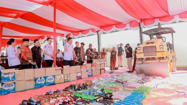 Kejaksaan Negeri Klaten memusnahkan 1.200 botol miras sebagai barang bukti. Kegiatan ini menunjukkan komitmen Forkopimda dalam penegakan hukum.