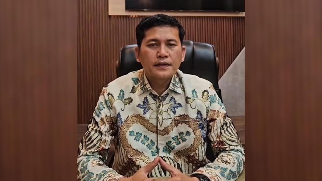 Kemendagri menjatuhkan sanksi pemberhentian sementara selama tiga bulan bagi Bupati Aceh Selatan Mirwan MS buntut pergi umrah saat banjir.