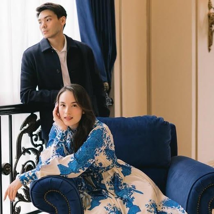 <p>Dalam unggahannya, Chelsea menuliskan sebuah pesan manis tentang perjalanan tiga tahunnya bersama dengan sang suami. "Pada hari ini, 3 tahun yang lalu, cinta kita menjadi janji yang terus tumbuh kuat. Dalam tiga tahun, kita telah menciptakan rumah yang penuh dengan cinta, kenangan, dan begitu banyak tawa. Kau adalah penghiburku, kebahagiaanku, dan sosok abadiku," tulis Chelsea dikutip dari Instagram <em>@chelseaislan</em>. (Foto: Instagram @chelseaislan)</p>