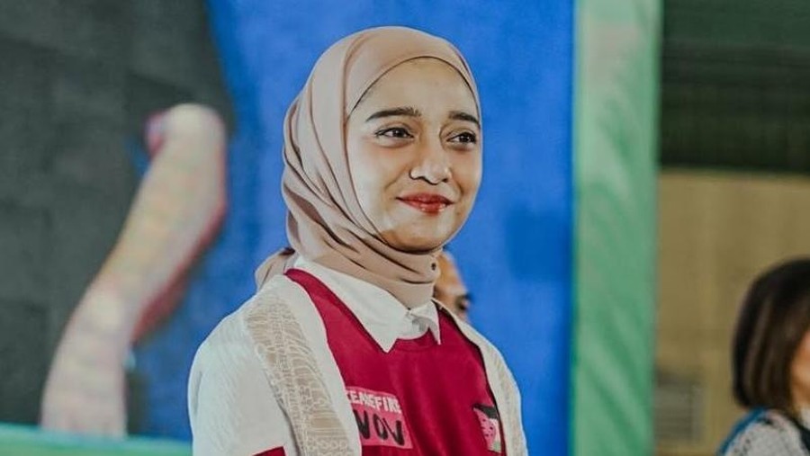 Chiki Fawzi turun langsung menjadi relawan untuk membantu korban banjir di Sumatera&period; Banyak warga di sana mengalami kelaparan