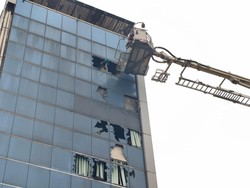 Lantai 6 Gedung Terbakar di Jakpus Penuh Asap, Kaca Dipecahkan untuk Evakuasi